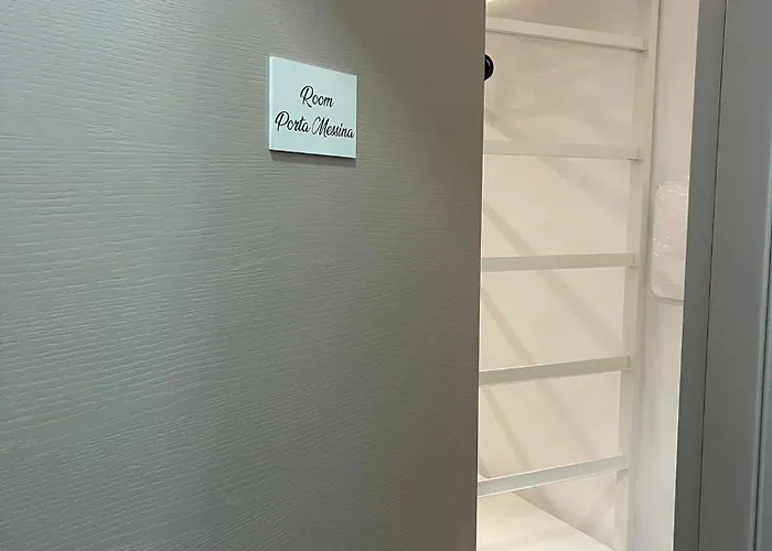 Rosso Taormina Affittacamere Giardini Naxos